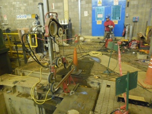 Trabajo de montaje en sala técnica minera subterránea