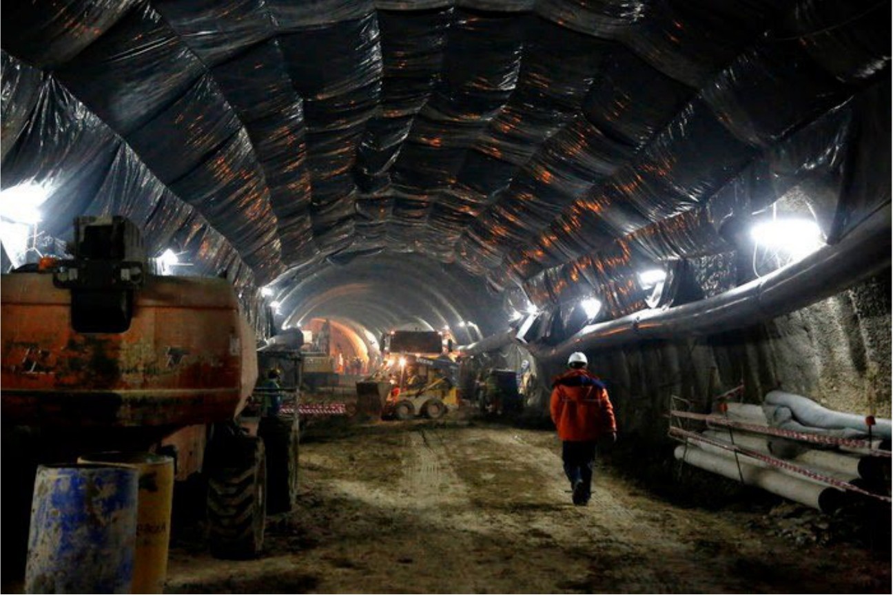 Túnel de metro en obra con instalaciones provisorias de ventilación y montaje