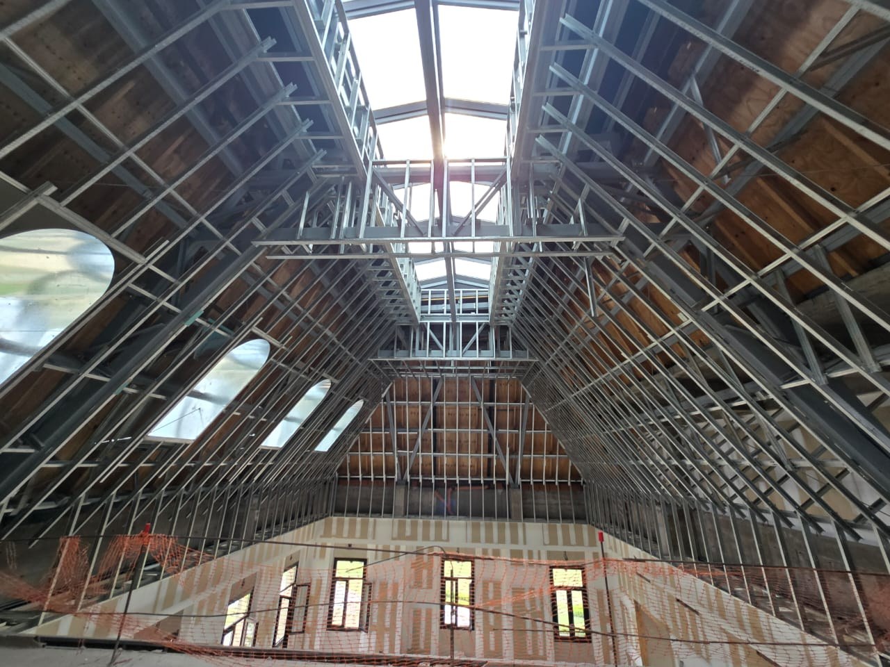 Estructura metálica interior de cubierta en obra