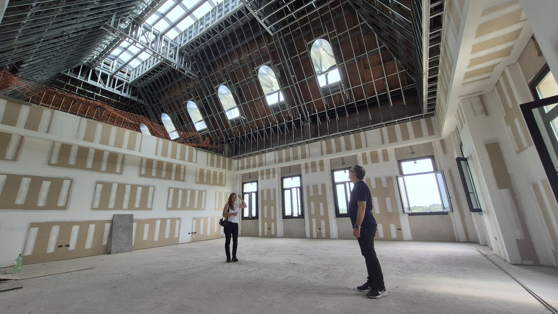 Interior de gran atrio con estructura metálica de cubierta