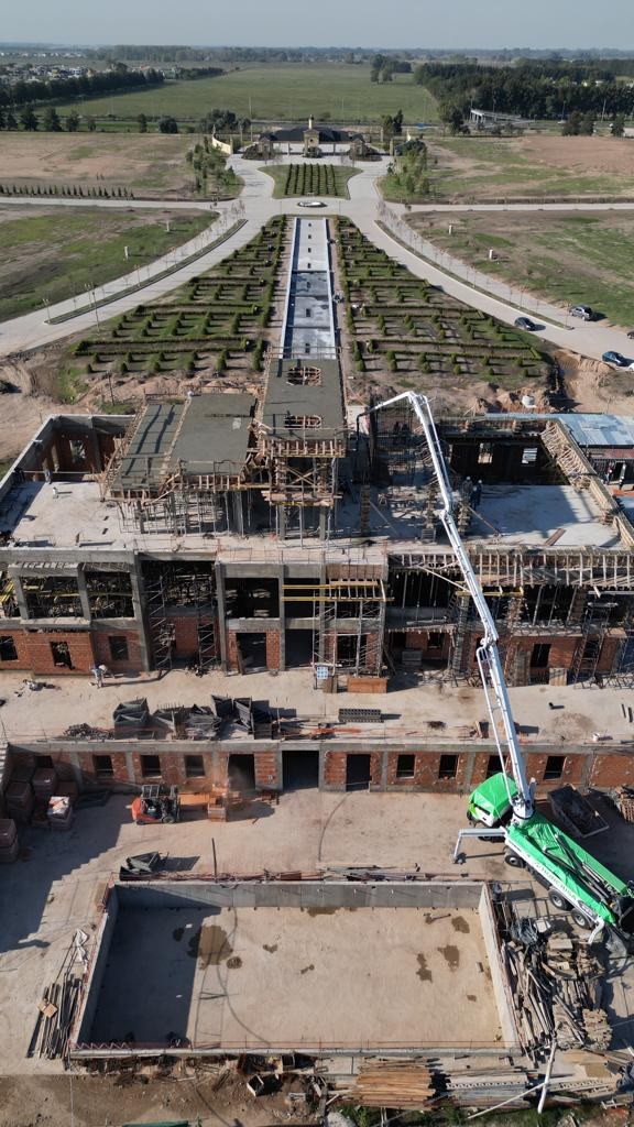 Obra civil de complejo de usos mixtos en etapa de hormigonado