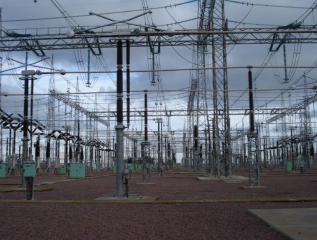 Playa de maniobras con equipos eléctricos y obras civiles