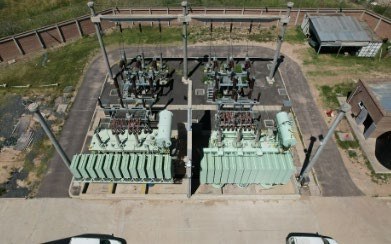 Equipos eléctricos de alta tensión en subestación