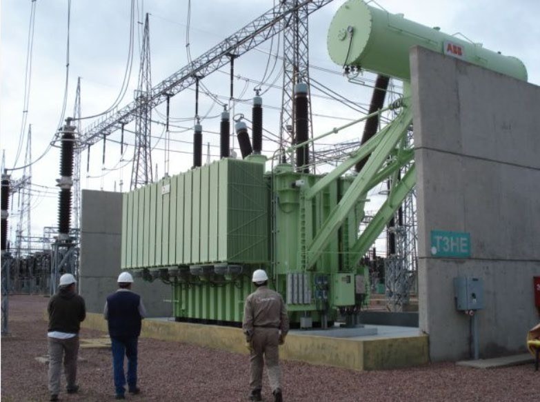 Transformador de potencia en subestación eléctrica con infraestructura civil asociada