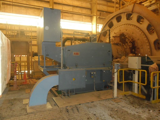 Sala técnica industrial con equipos electromecánicos para evaluación acústica y de ventilación